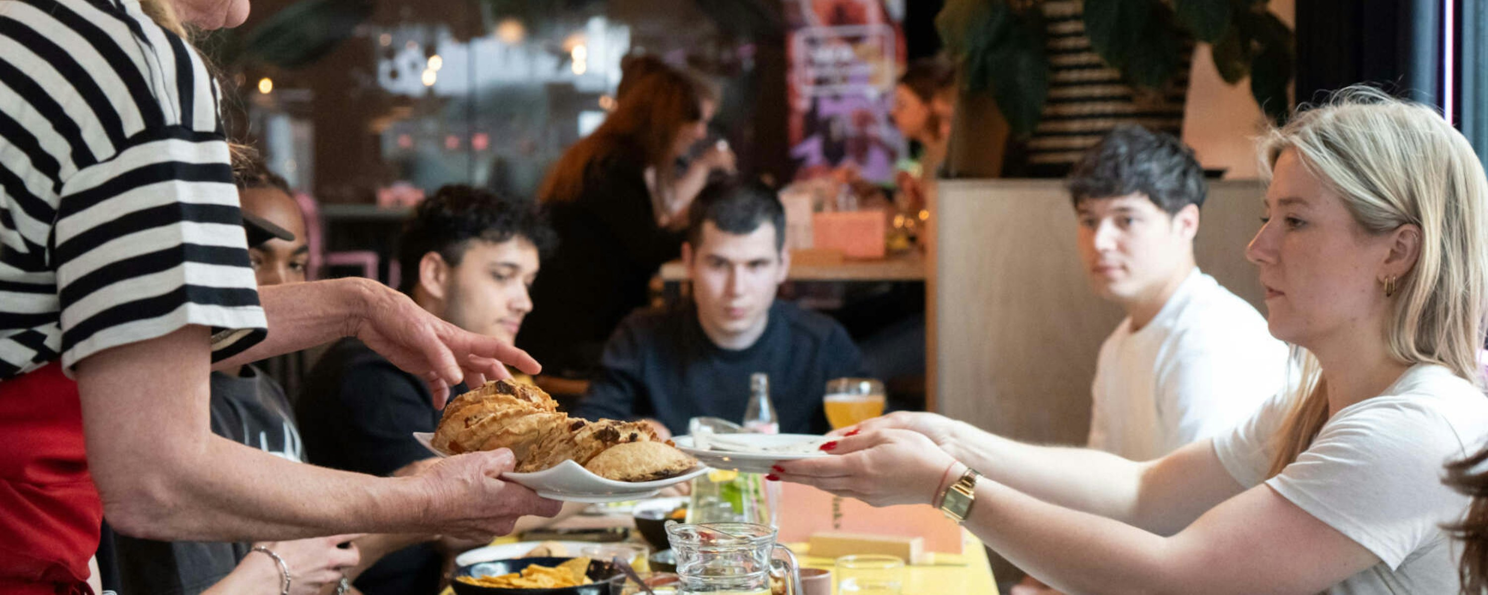 240810 Wat dinner psy cafe Louisa Vergozisi